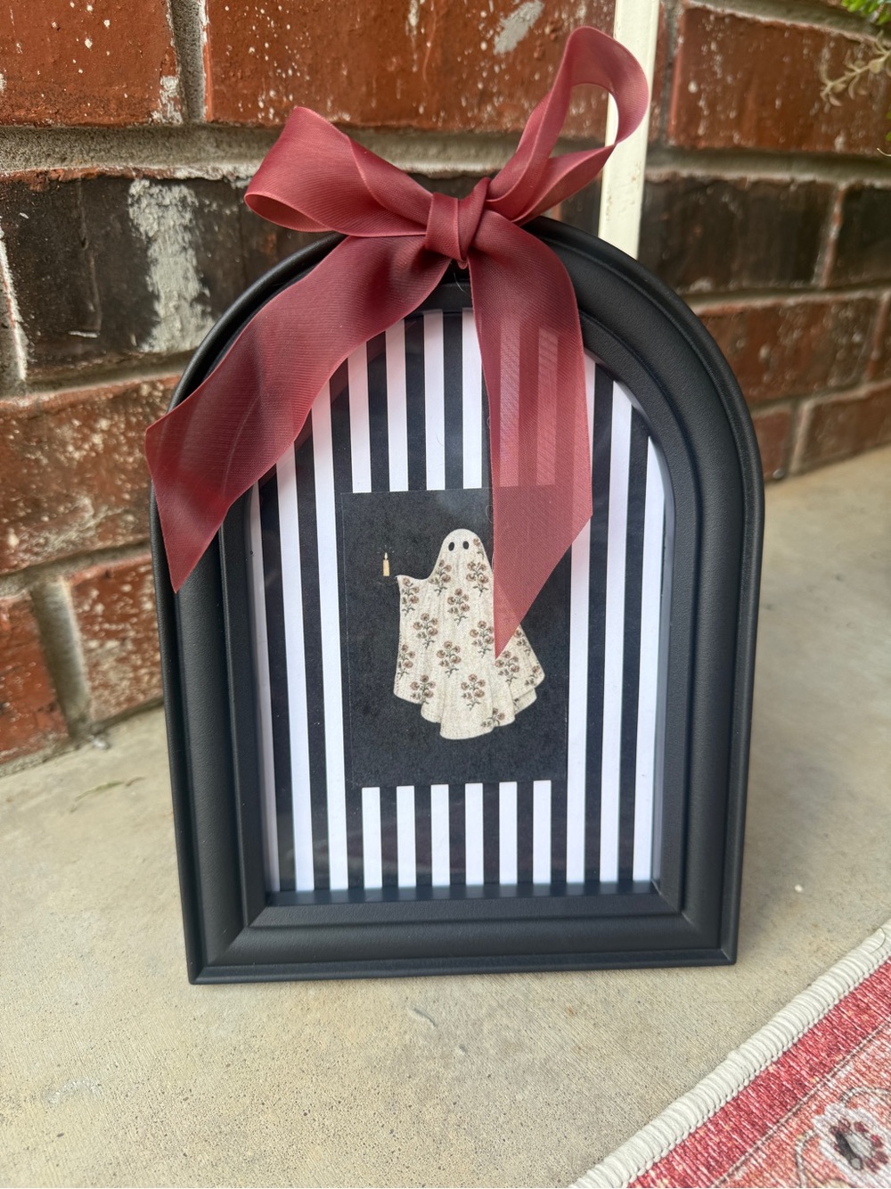 Black Arched Photo Frame with Burgundy Bow and Ghost Art